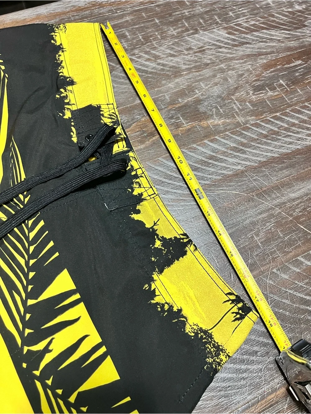 Body Glove Vintage Voodoo Board Shorts Size 36 Black & Yellow Tropical Scene
